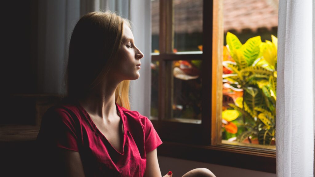 Em momentos de estresse e tensão o nosso corpo precisa ainda mais de atenção. Conheça os benefícios da meditação para o corpo.