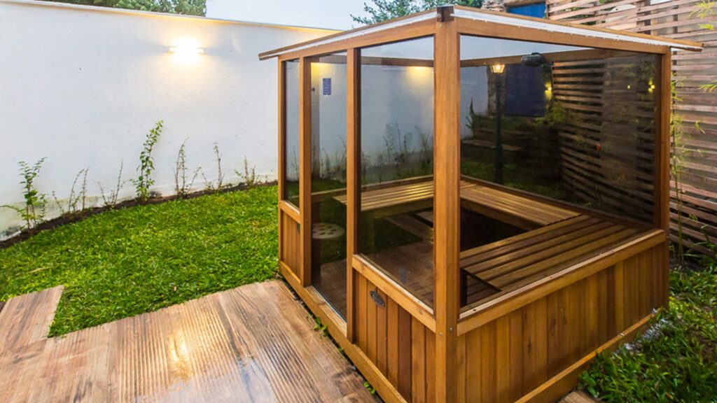 Como funciona a sauna de madeira? Com a montagem fácil e rápida, a sauna oferece praticidade e bem-estar, com um sistema eficiente de vapor instâtaneo.